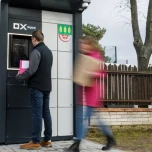 Předat doklady, nabít mobil. Miliardová firma dodává chytré boxy firmám i obcím